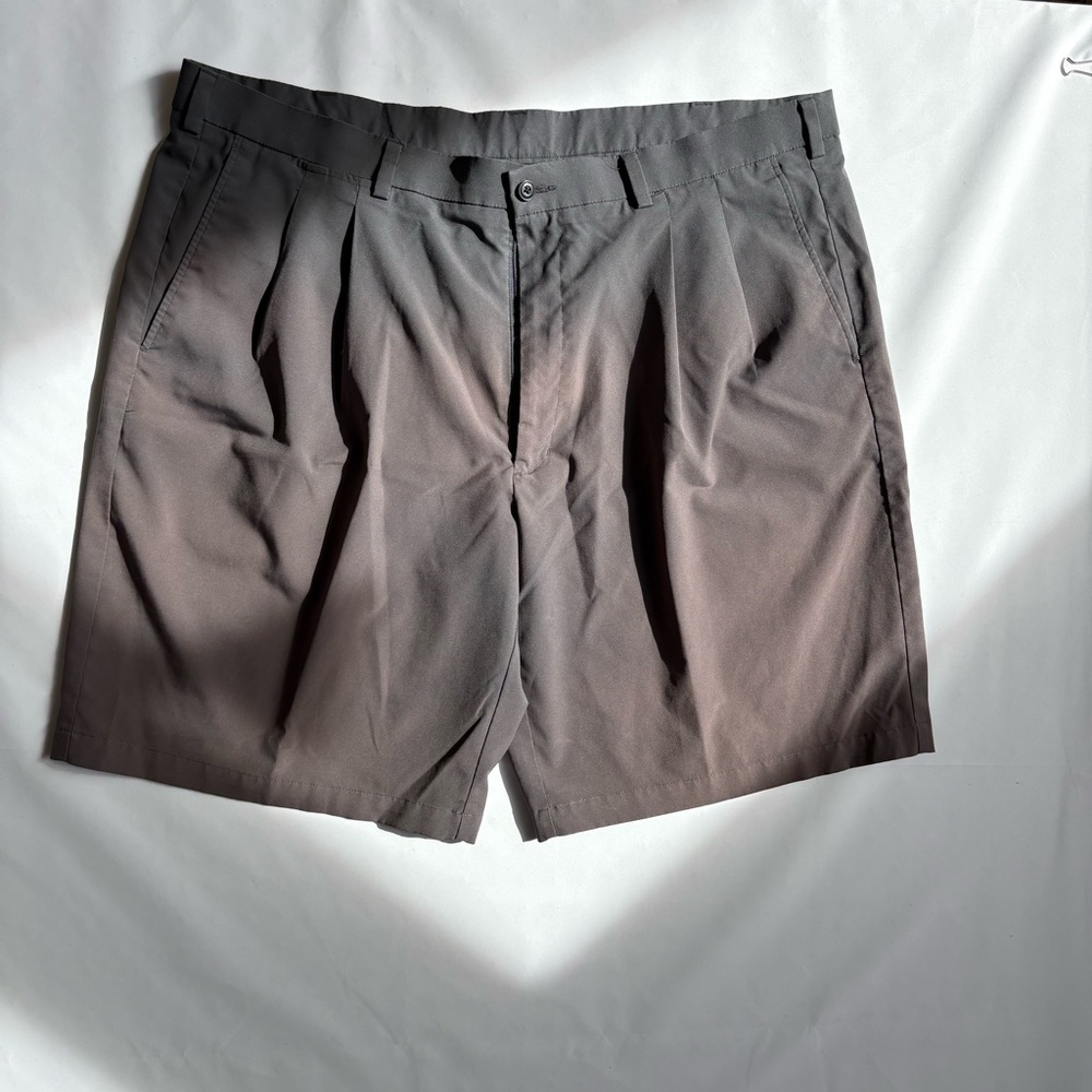 PGA Tour Men's Flat Front Shorts in Dark Gray. Size 46. INV25/337